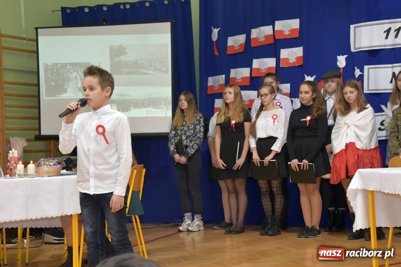 Zdjęcie w galerii na portalu naszraciborz.pl: Patriotyczny wieczór poezji  i pieśni w SP3 wiadomości z regionu