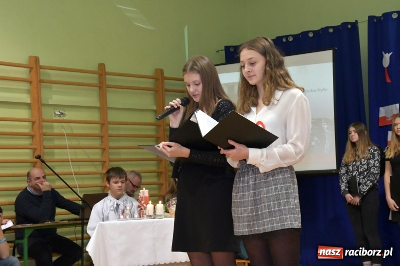 Zdjęcie w galerii na portalu naszraciborz.pl: Patriotyczny wieczór poezji  i pieśni w SP3 wiadomości z regionu