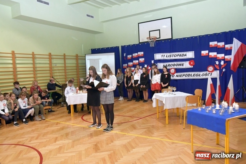 Zdjęcie w galerii na portalu naszraciborz.pl: Patriotyczny wieczór poezji  i pieśni w SP3 wiadomości z regionu