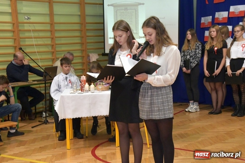 Zdjęcie w galerii na portalu naszraciborz.pl: Patriotyczny wieczór poezji  i pieśni w SP3 wiadomości z regionu