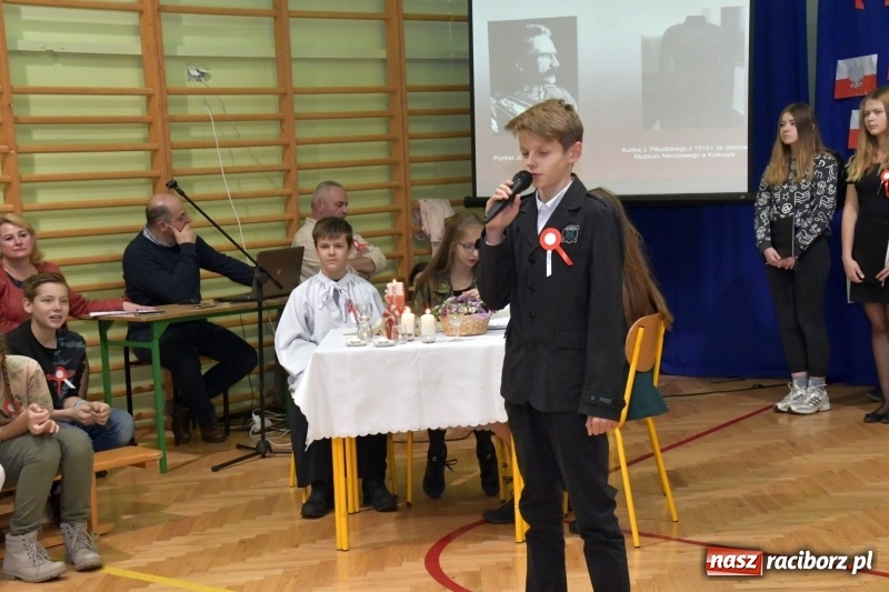 Zdjęcie w galerii na portalu naszraciborz.pl: Patriotyczny wieczór poezji  i pieśni w SP3 wiadomości z regionu