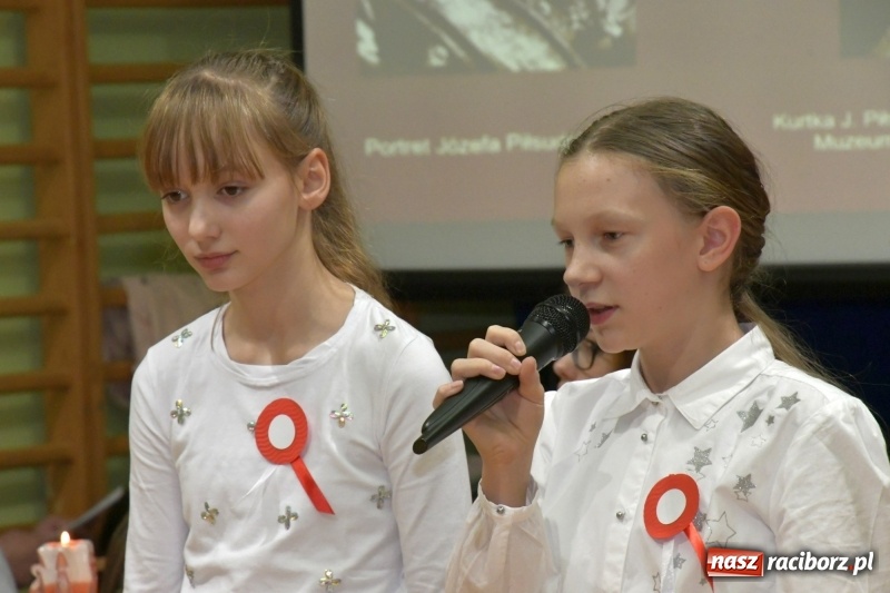 Zdjęcie w galerii na portalu naszraciborz.pl: Patriotyczny wieczór poezji  i pieśni w SP3 wiadomości z regionu