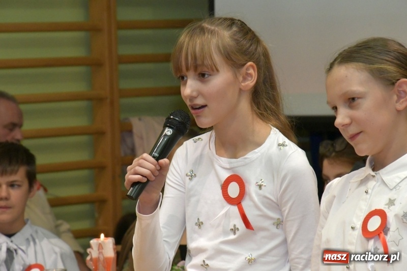 Zdjęcie w galerii na portalu naszraciborz.pl: Patriotyczny wieczór poezji  i pieśni w SP3 wiadomości z regionu