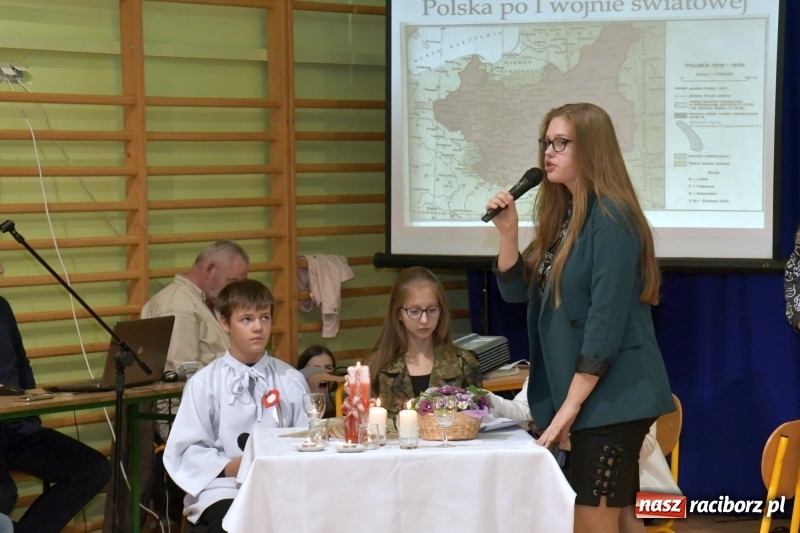 Zdjęcie w galerii na portalu naszraciborz.pl: Patriotyczny wieczór poezji  i pieśni w SP3 wiadomości z regionu