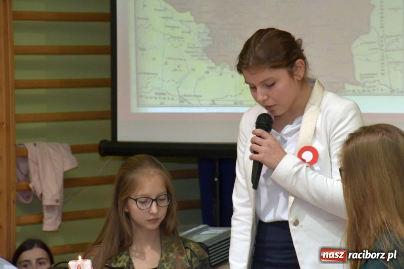 Zdjęcie w galerii na portalu naszraciborz.pl: Patriotyczny wieczór poezji  i pieśni w SP3 wiadomości z regionu