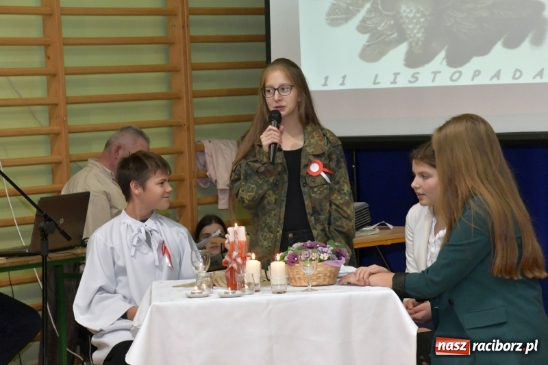 Zdjęcie w galerii na portalu naszraciborz.pl: Patriotyczny wieczór poezji  i pieśni w SP3 wiadomości z regionu
