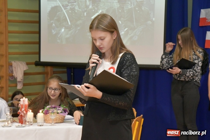 Zdjęcie w galerii na portalu naszraciborz.pl: Patriotyczny wieczór poezji  i pieśni w SP3 wiadomości z regionu