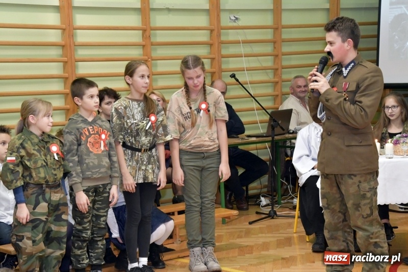 Zdjęcie w galerii na portalu naszraciborz.pl: Patriotyczny wieczór poezji  i pieśni w SP3 wiadomości z regionu