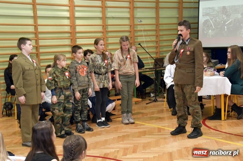 Zdjęcie w galerii na portalu naszraciborz.pl: Patriotyczny wieczór poezji  i pieśni w SP3 wiadomości z regionu