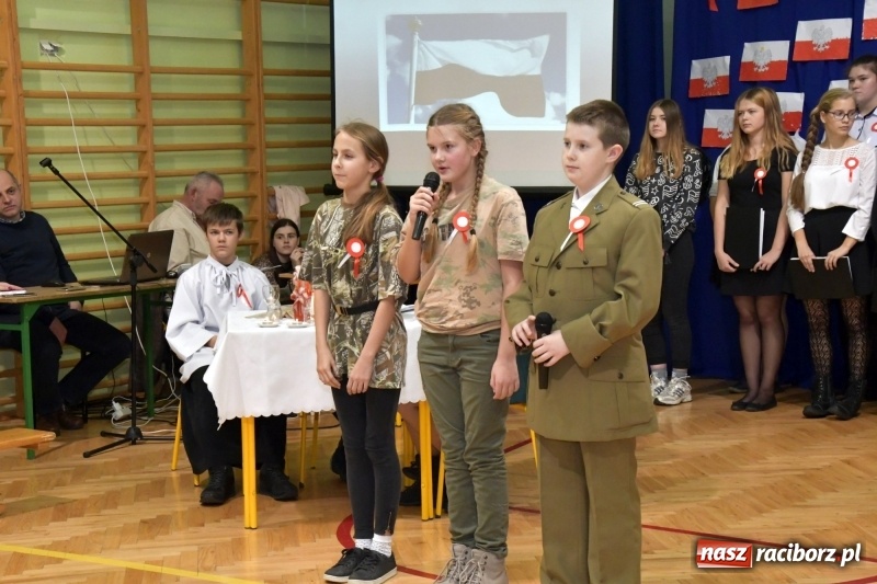 Zdjęcie w galerii na portalu naszraciborz.pl: Patriotyczny wieczór poezji  i pieśni w SP3 wiadomości z regionu