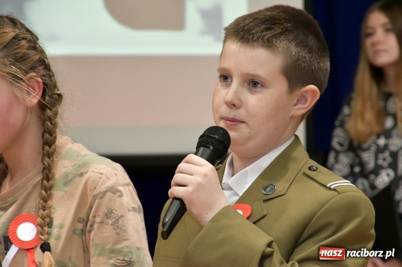 Zdjęcie w galerii na portalu naszraciborz.pl: Patriotyczny wieczór poezji  i pieśni w SP3 wiadomości z regionu