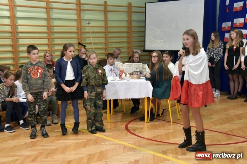 Zdjęcie w galerii na portalu naszraciborz.pl: Patriotyczny wieczór poezji  i pieśni w SP3 wiadomości z regionu