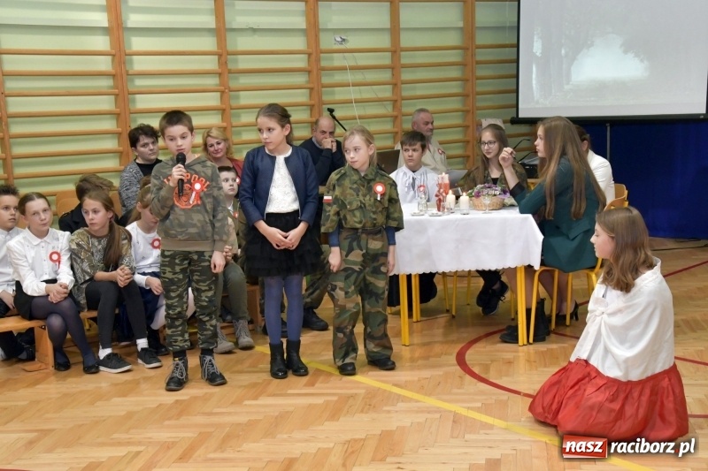 Zdjęcie w galerii na portalu naszraciborz.pl: Patriotyczny wieczór poezji  i pieśni w SP3 wiadomości z regionu