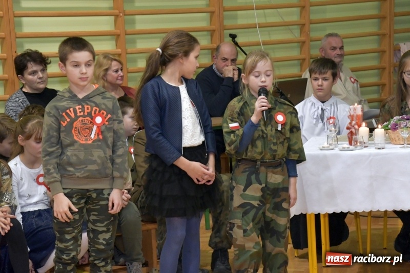 Zdjęcie w galerii na portalu naszraciborz.pl: Patriotyczny wieczór poezji  i pieśni w SP3 wiadomości z regionu