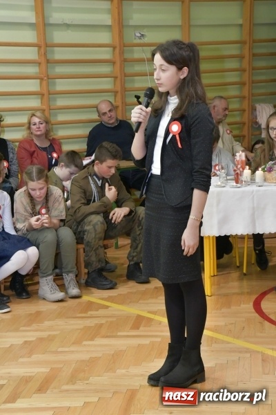 Zdjęcie w galerii na portalu naszraciborz.pl: Patriotyczny wieczór poezji  i pieśni w SP3 wiadomości z regionu