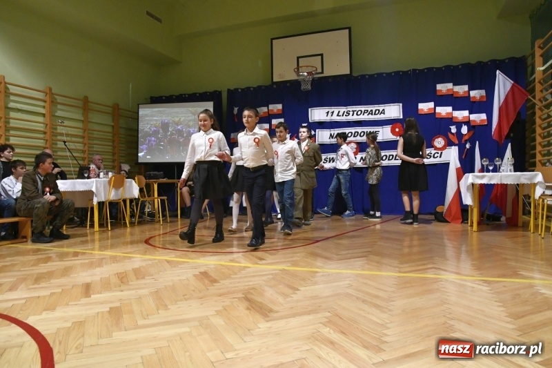 Zdjęcie w galerii na portalu naszraciborz.pl: Patriotyczny wieczór poezji  i pieśni w SP3 wiadomości z regionu