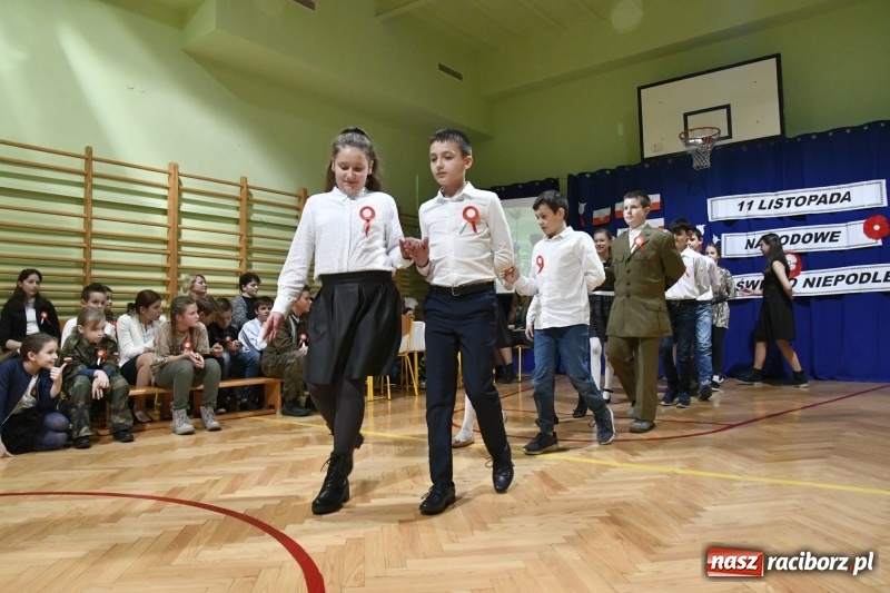 Zdjęcie w galerii na portalu naszraciborz.pl: Patriotyczny wieczór poezji  i pieśni w SP3 wiadomości z regionu