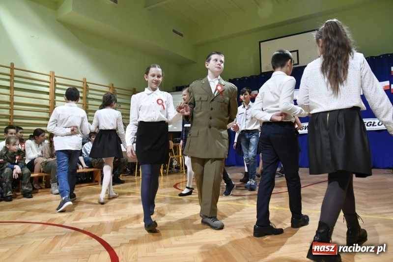 Zdjęcie w galerii na portalu naszraciborz.pl: Patriotyczny wieczór poezji  i pieśni w SP3 wiadomości z regionu