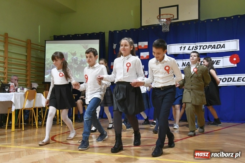 Zdjęcie w galerii na portalu naszraciborz.pl: Patriotyczny wieczór poezji  i pieśni w SP3 wiadomości z regionu