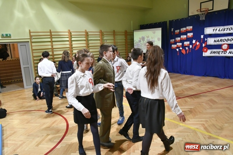 Zdjęcie w galerii na portalu naszraciborz.pl: Patriotyczny wieczór poezji  i pieśni w SP3 wiadomości z regionu