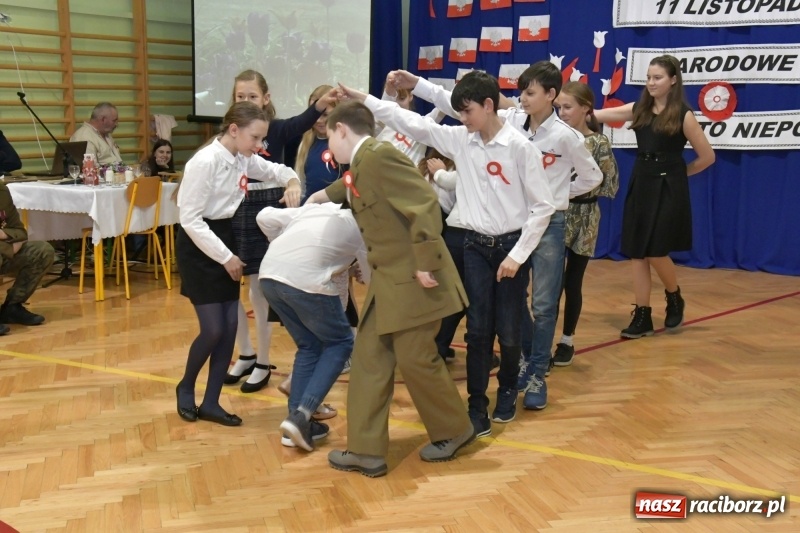 Zdjęcie w galerii na portalu naszraciborz.pl: Patriotyczny wieczór poezji  i pieśni w SP3 wiadomości z regionu