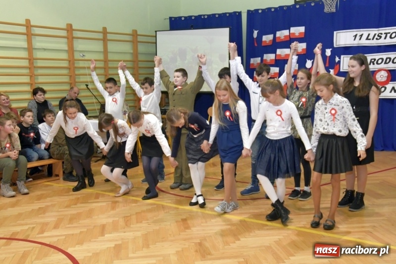 Zdjęcie w galerii na portalu naszraciborz.pl: Patriotyczny wieczór poezji  i pieśni w SP3 wiadomości z regionu