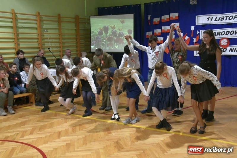 Zdjęcie w galerii na portalu naszraciborz.pl: Patriotyczny wieczór poezji  i pieśni w SP3 wiadomości z regionu
