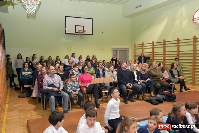 Zdjęcie w galerii na portalu naszraciborz.pl: Patriotyczny wieczór poezji  i pieśni w SP3 wiadomości z regionu