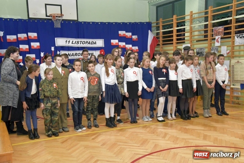 Zdjęcie w galerii na portalu naszraciborz.pl: Patriotyczny wieczór poezji  i pieśni w SP3 wiadomości z regionu