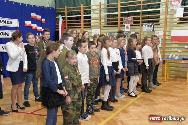 Zdjęcie w galerii na portalu naszraciborz.pl: Patriotyczny wieczór poezji  i pieśni w SP3 wiadomości z regionu