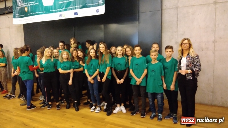 Zdjęcie w galerii na portalu naszraciborz.pl: Szkoła na Ostrogu zakończyła realizację projektu Twarzą w twarz bez Internetu wiadomości z regionu