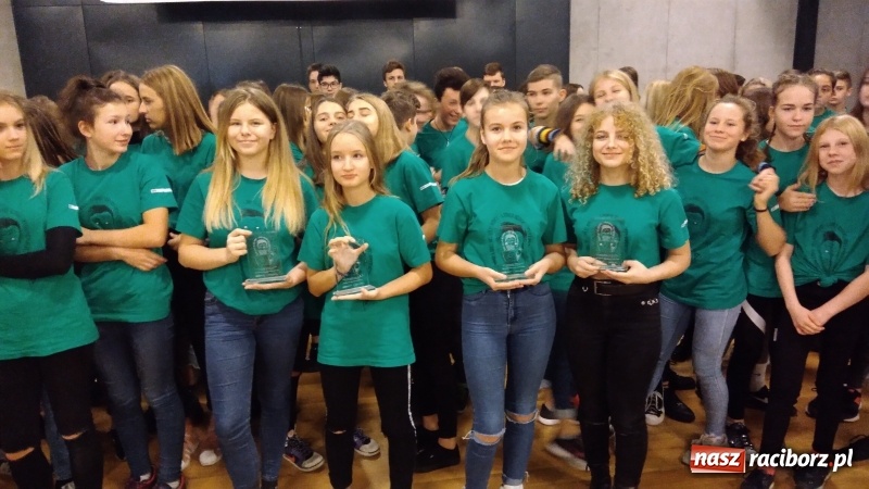 Zdjęcie w galerii na portalu naszraciborz.pl: Szkoła na Ostrogu zakończyła realizację projektu Twarzą w twarz bez Internetu wiadomości z regionu