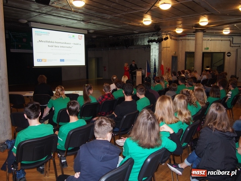 Zdjęcie w galerii na portalu naszraciborz.pl: Szkoła na Ostrogu zakończyła realizację projektu Twarzą w twarz bez Internetu wiadomości z regionu