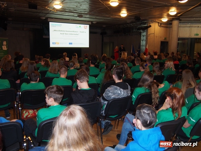 Zdjęcie w galerii na portalu naszraciborz.pl: Szkoła na Ostrogu zakończyła realizację projektu Twarzą w twarz bez Internetu wiadomości z regionu