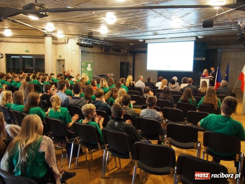 Zdjęcie w galerii na portalu naszraciborz.pl: Szkoła na Ostrogu zakończyła realizację projektu Twarzą w twarz bez Internetu wiadomości z regionu