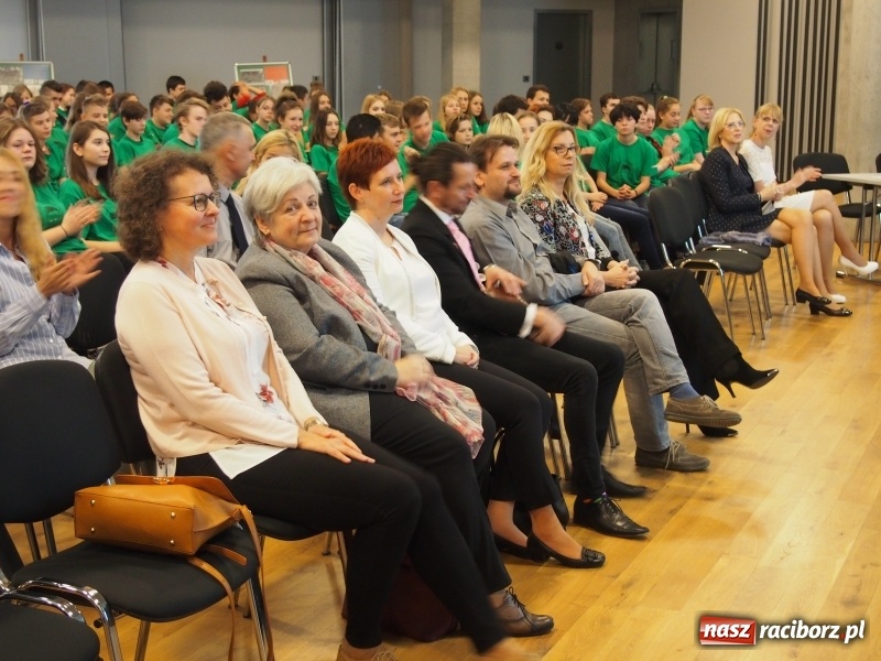 Zdjęcie w galerii na portalu naszraciborz.pl: Szkoła na Ostrogu zakończyła realizację projektu Twarzą w twarz bez Internetu wiadomości z regionu