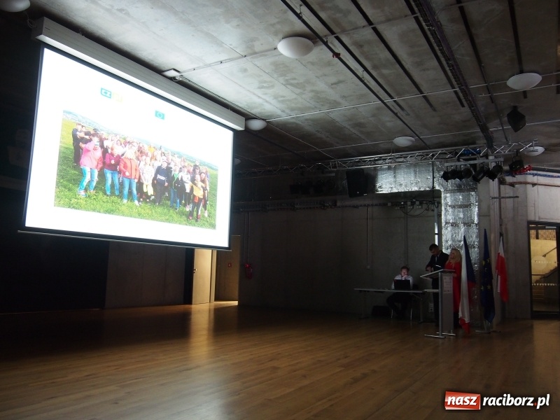 Zdjęcie w galerii na portalu naszraciborz.pl: Szkoła na Ostrogu zakończyła realizację projektu Twarzą w twarz bez Internetu wiadomości z regionu