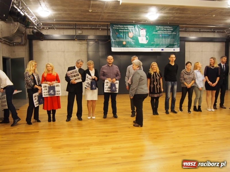 Zdjęcie w galerii na portalu naszraciborz.pl: Szkoła na Ostrogu zakończyła realizację projektu Twarzą w twarz bez Internetu wiadomości z regionu