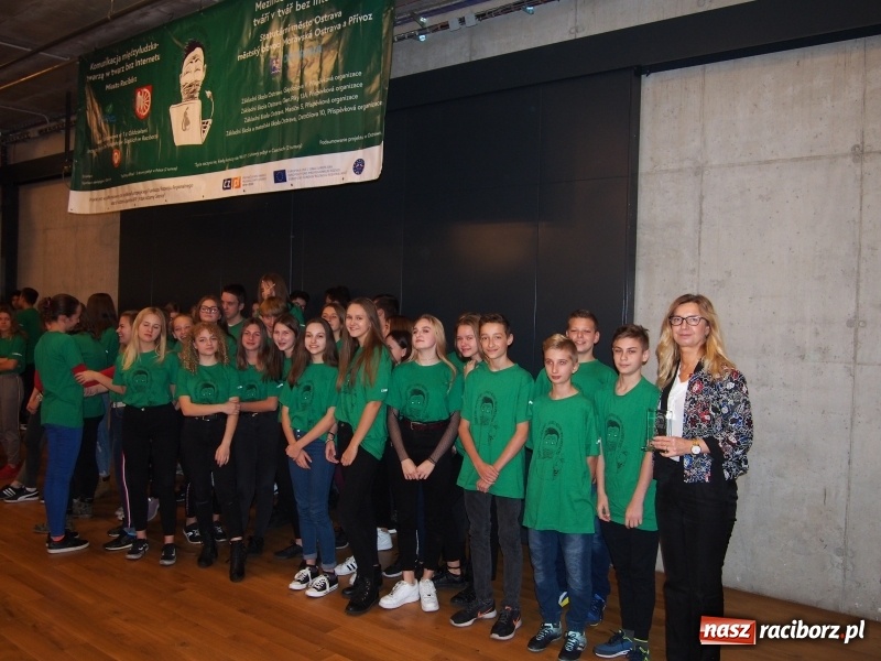 Zdjęcie w galerii na portalu naszraciborz.pl: Szkoła na Ostrogu zakończyła realizację projektu Twarzą w twarz bez Internetu wiadomości z regionu