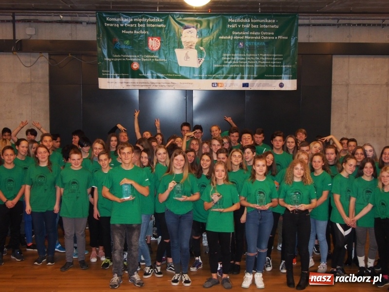 Zdjęcie w galerii na portalu naszraciborz.pl: Szkoła na Ostrogu zakończyła realizację projektu Twarzą w twarz bez Internetu wiadomości z regionu