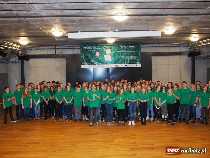 Zdjęcie w galerii na portalu naszraciborz.pl: Szkoła na Ostrogu zakończyła realizację projektu Twarzą w twarz bez Internetu wiadomości z regionu