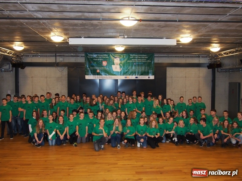 Zdjęcie w galerii na portalu naszraciborz.pl: Szkoła na Ostrogu zakończyła realizację projektu Twarzą w twarz bez Internetu wiadomości z regionu