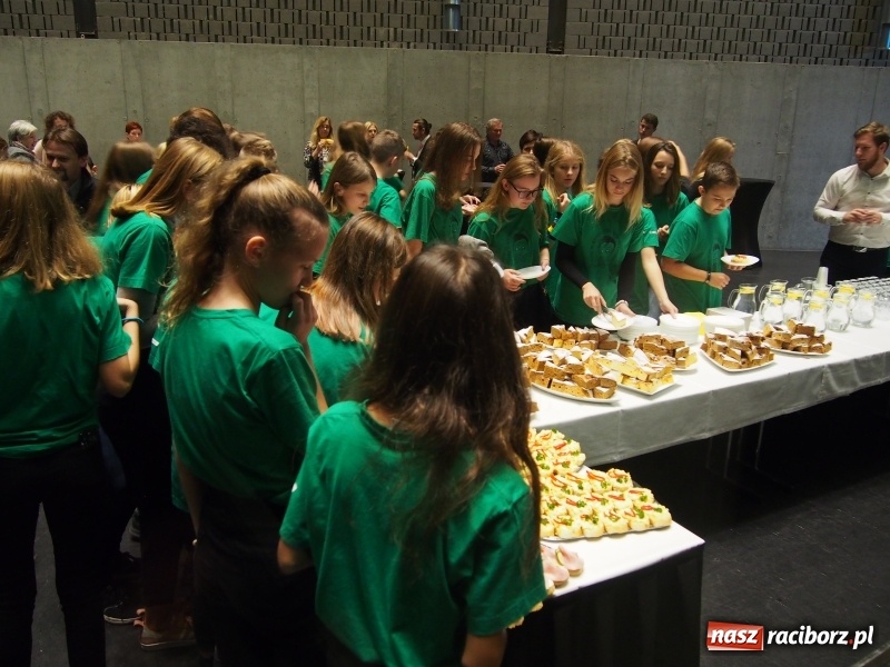 Zdjęcie w galerii na portalu naszraciborz.pl: Szkoła na Ostrogu zakończyła realizację projektu Twarzą w twarz bez Internetu wiadomości z regionu