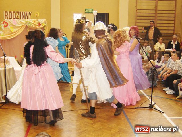 Zdjęcie w galerii na portalu naszraciborz.pl: Kopciuszek od rodziców dla dzieci wiadomości z regionu