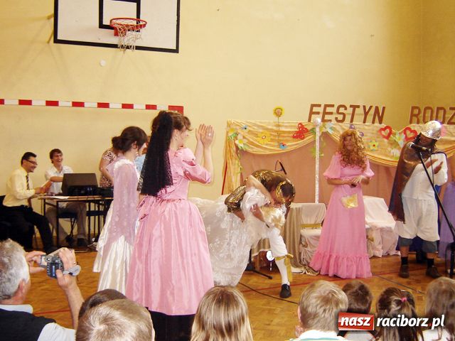 Zdjęcie w galerii na portalu naszraciborz.pl: Kopciuszek od rodziców dla dzieci wiadomości z regionu