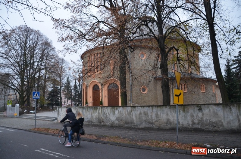 Zdjęcie w galerii na portalu naszraciborz.pl: Powstaje nowy mur wokół kościoła NSPJ  wiadomości z regionu