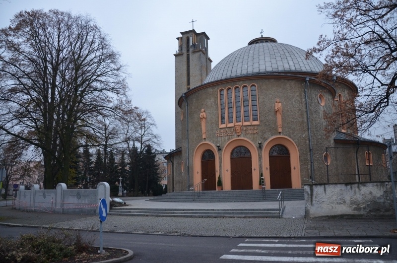 Zdjęcie w galerii na portalu naszraciborz.pl: Powstaje nowy mur wokół kościoła NSPJ  wiadomości z regionu