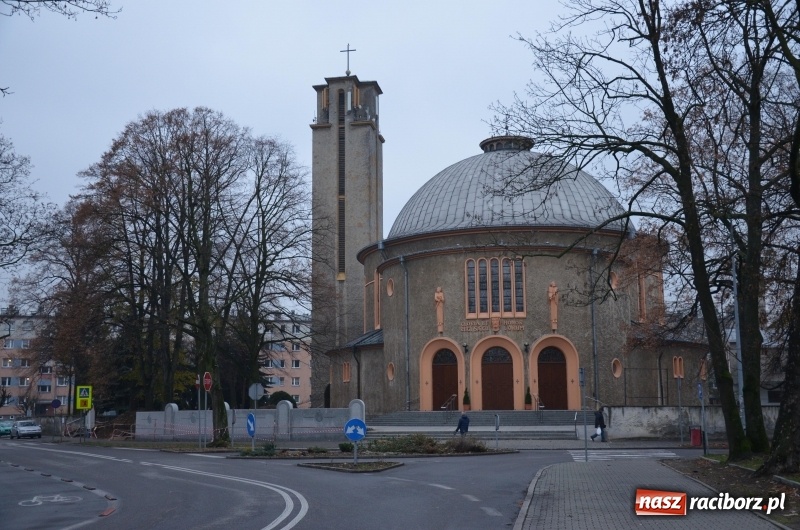 Zdjęcie w galerii na portalu naszraciborz.pl: Powstaje nowy mur wokół kościoła NSPJ  wiadomości z regionu
