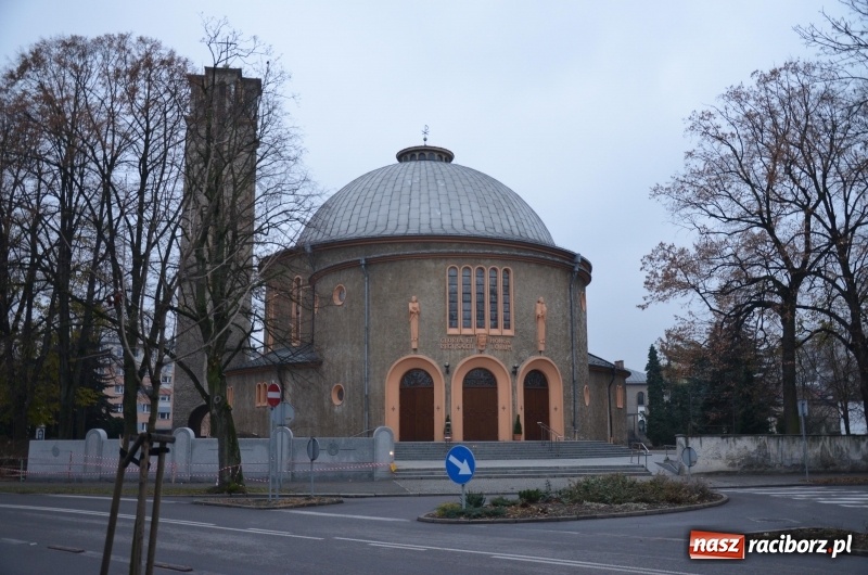 Zdjęcie w galerii na portalu naszraciborz.pl: Powstaje nowy mur wokół kościoła NSPJ  wiadomości z regionu