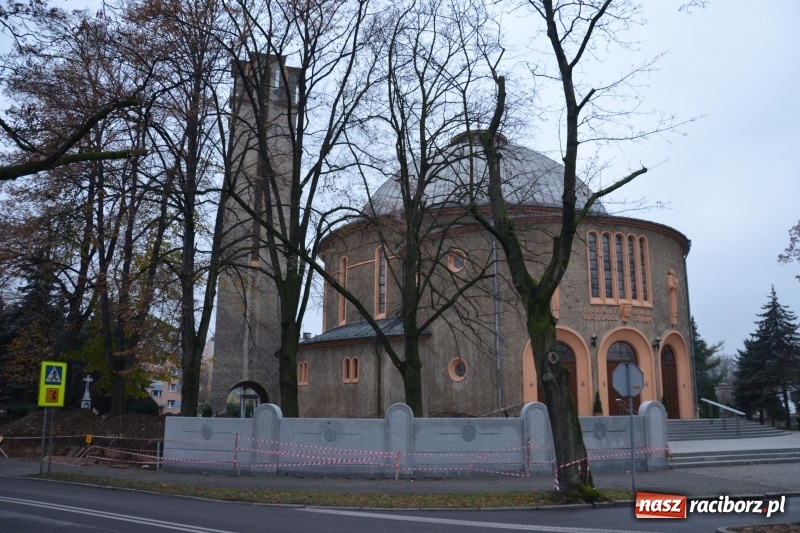 Zdjęcie w galerii na portalu naszraciborz.pl: Powstaje nowy mur wokół kościoła NSPJ  wiadomości z regionu